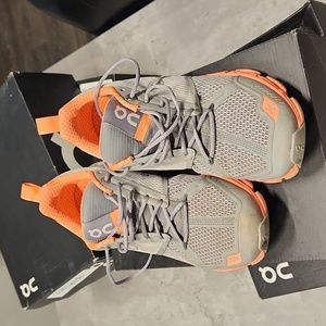 Women's On Cloud Shoes (Sz 8)